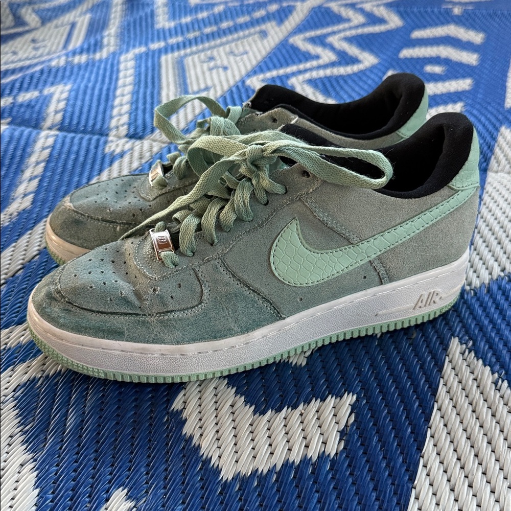Nike Air Force 1 Women’s Size 9 Green Suede Sneakers Shoes ‘07 Seasonal 818594